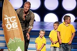 ベッカムは3人の息子たちとサーフボードを獲得!「ハイスクール・ミュージカル」
