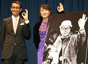 市川監督の決めポーズの中井&浅野「その木戸を通って」