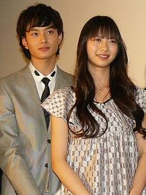 芸能界の先輩・岡田将生が舞台挨拶をリード「魔法遣いに大切なこと」