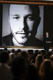 ヒース・レジャーの遺影が掲げられた「スラムドッグ$ミリオネア」