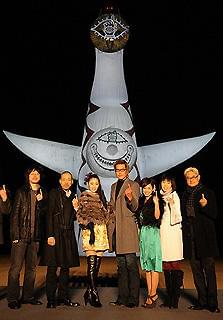太陽の塔の前で“芸術が爆発”「20世紀少年」
