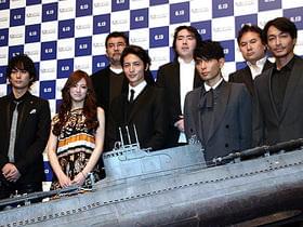 撮影で使用された潜水艦の模型を前にフォトセッション「真夏のオリオン」