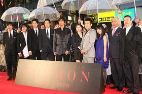 雨中の新宿にレッドカーペットが出現「GOEMON」