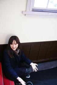 麻生のリラックスした表情がかわいい、 岡田撮影による1枚「おと・な・り」