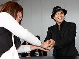 握手会でファンとも交流「LIFE!」