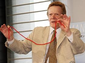 今度はモアイ像を綱渡り!「マン・オン・ワイヤー」