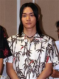 劇中、力強い沖縄民謡の歌声が印象的な良次「群青 愛が沈んだ海の色」