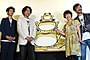 「役所監督、大好きです」と語った瑛太は監督とペアルック!「ガマの油」