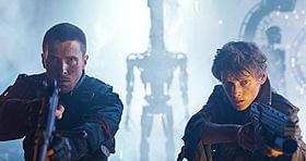 ジョンとカイルの後ろに見えるのは、あのT-800!「ターミネーター」