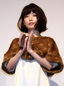 川上は作家・女優・歌手と多方面で活躍「パンドラの匣」