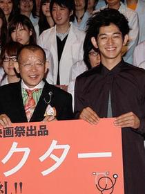 白衣のドクターで満員の会場に、一同感激「ディア・ドクター」