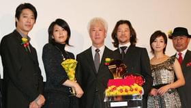 トロフィーと一緒に初日挨拶「ヴィヨンの妻 桜桃とタンポポ」