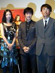 初日挨拶には、つけ鼻なしで登場「クヒオ大佐」