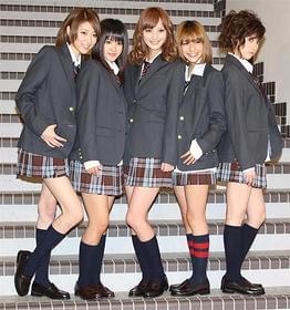 制服姿に早大生たちは大興奮「天使の恋」