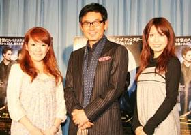 ミスキャンに囲まれ、満面の笑み「ニュームーン トワイライト・サーガ」
