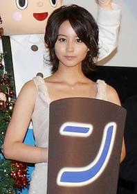 男性ファンのお目当てはこちら「映画 レイトン教授と永遠の歌姫」