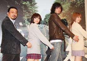 「Abbey Road」のジャケットと同じポーズを女子高生と「ゴールデンスランバー」