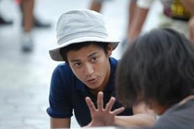 撮影中、キャストに演出指導する小栗監督「シュアリー・サムデイ」