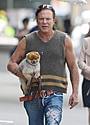 愛犬家のチンギス・ハーンを演じる「コナン・ザ・グレート」