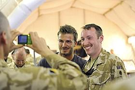 ベッカムがアフガンの英軍兵士と記念撮影