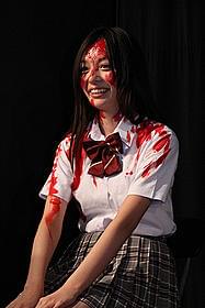 初日舞台挨拶で主演女優が血まみれに「クロネズミ」