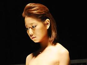 現役モデルが一糸まとわぬ姿に「花と蛇」