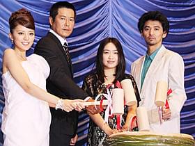 大ヒットを祈願し、鏡割りが行われた「必死剣鳥刺し」