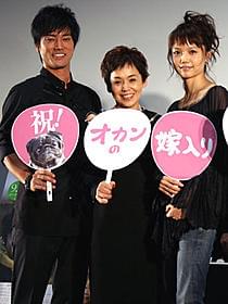 満面の笑みを浮かべる(左から)桐谷健太、 大竹しのぶ、宮崎あおい「オカンの嫁入り」