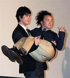 軽々とお姫様だっこ「THE LAST MESSAGE 海猿」