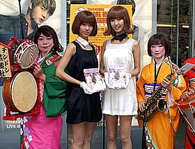 北欧系アイドルとチンドン屋のコラボ