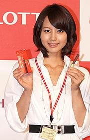 堀北が新CMで清楚なOLに