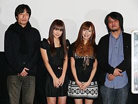 舞台挨拶では満開の笑顔