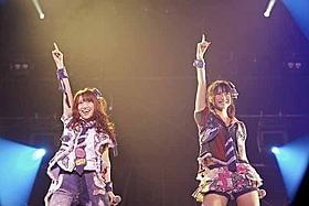 大島優子(左)と横山由依「DOCUMENTARY of AKB48 to be continued 10年後、少女たちは今の自分に何を思うのだろう?」