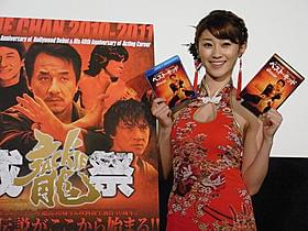 「チャイナドレスを着られてウキウキします」という原幹恵「ドラゴン怒りの鉄拳」