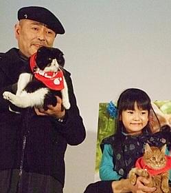 まるおを抱き上げてご満悦の伊武雅刀「ねこばん3D とび出すにゃんこ」