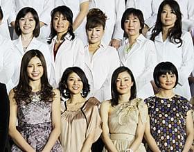 ステージでの写真撮影には女医さん65人もずらり「ジーン・ワルツ」