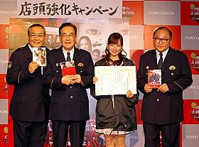 キュートな皆藤と並んでうれしそう「踊る大捜査線 THE MOVIE 3 ヤツらを解放せよ!」