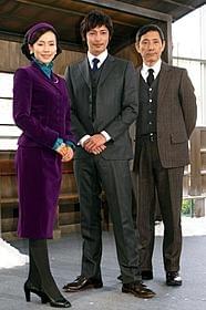 若手刑事・吉村を演じる玉木(中)「砂の器」