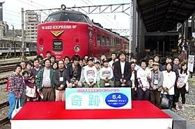 485系をバックにみんなで記念撮影「奇跡」