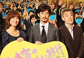 観客とともに写真撮影を行った(左から) 水川あさみ、竹野内豊、柄本明「大木家のたのしい旅行 新婚地獄篇」