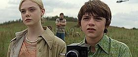 ジョー(右:ジョエル・コートニー)は アリス(左:エル・ファニング)に淡い恋心を抱く「SUPER 8 スーパーエイト」