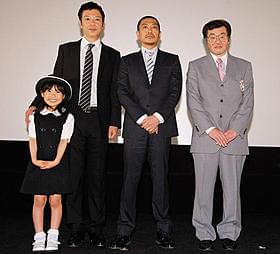 ドレスアップした野見隆明(右端)と松本監督ら「さや侍」