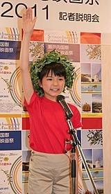 大橋のぞみ オリーブの王冠をかぶり“こども夢宣言”「チェブラーシカ」