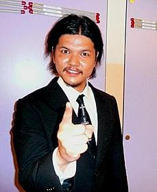 「信じるか信じないかはあなた次第!」と いつもの決めポーズ「SUPER 8 スーパーエイト」