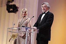 審査委員長を務めたロバート・デ・ニーロ(手前)と司会のメラニー・ロラン「ツリー・オブ・ライフ」