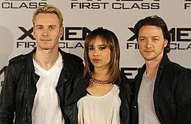 ファスベンダー(左)とクラビッツ(中)は交際中「X-MEN:ファースト・ジェネレーション」