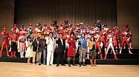 歴代ヒーローがずらり「ゴーカイジャー ゴセイジャー スーパー戦隊199ヒーロー大決戦」