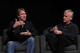 ベイとキャメロン、3Dの巨匠2人が熱く語り合う「トランスフォーマー ダークサイド・ムーン」