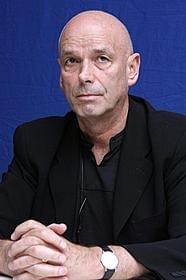キャンベル監督、「慰めの報酬」を批判「007 カジノ・ロワイヤル」