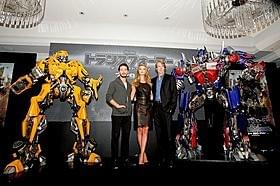 バンブルビー、オプティマスもご一行とパチリ「トランスフォーマー」